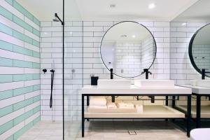Um banheiro em Miss Baker's Boutique Accommodation Bondi
