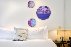 Cama ou camas em um quarto em Miss Baker's Boutique Accommodation Bondi