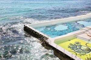 A piscina localizada em Miss Baker's Boutique Accommodation Bondi ou nos arredores