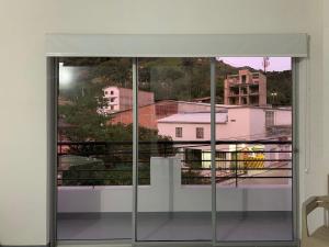 una ventana con vistas a la ciudad en Aloja-T en Apartamento amoblado 4 en Ciudad Bolivar en Ciudad Bolívar