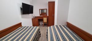Uma cama ou camas num quarto em M-A-S-Hotel