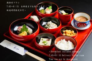 um tabuleiro cheio de tigelas de comida num tabuleiro com pauzinhos em Rinn Kujoharikoji 59 em Quioto