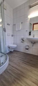 Uma casa de banho em M-A-S-Hotel