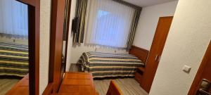 Uma cama ou camas num quarto em M-A-S-Hotel