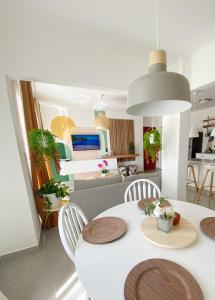 eine Küche und ein Wohnzimmer mit einem Tisch und Stühlen in der Unterkunft OASIS Punta Cana Apartment in Punta Cana