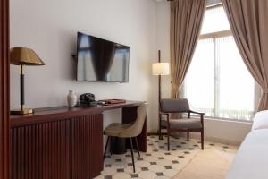 TV a/nebo společenská místnost v ubytování La Chronique Hotel