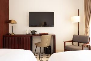 TV a/nebo společenská místnost v ubytování La Chronique Hotel