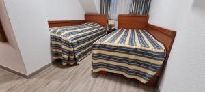 Uma cama ou camas num quarto em M-A-S-Hotel