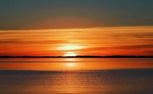 einen Sonnenuntergang über einem Wasserkörper mit Sonnenuntergang in der Unterkunft Mukava pieni 2-4h mökki min 2 vrk Saimaan rannalla, poreallas, puusauna, Wi-Fi, Smart TV in Savonlinna