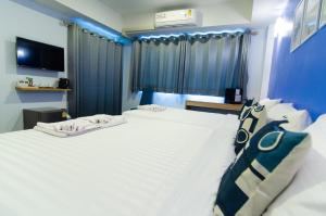 Postel nebo postele na pokoji v ubytování Bleu Marine Sattahip Hotel