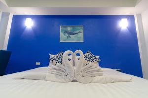 Postel nebo postele na pokoji v ubytování Bleu Marine Sattahip Hotel