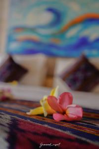 吉利特拉旺安的住宿－Java Wood，床上一朵花的闭合