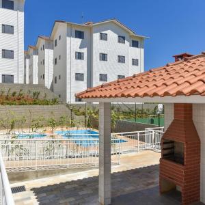 Výhľad na bazén v ubytovaní D01 Apto com estacionamento, piscina e churrasqueira alebo v jeho blízkosti