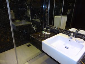 Koupelna v ubytování Savera Hotel + 31 fotografií