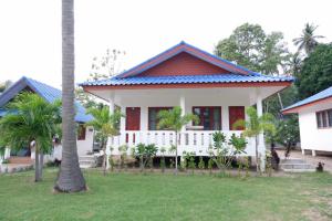 una casa con una valla blanca en un patio en O'chai Bungalows en Ko Tao