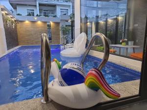 - une piscine avec un jouet gonflable dans l'établissement Hoàng My Villa, à Vung Tau
