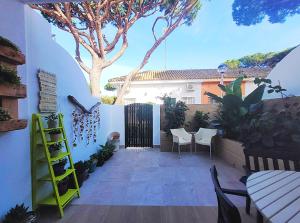 Ogród w obiekcie Cozy Chalet - playa a 200m