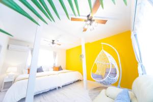 een slaapkamer met 2 bedden en een hangmat bij Awaji egaosakuie tonouchi in Awaji +56 foto's