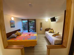 - une chambre avec 2 lits et un miroir dans l'établissement BORA BORA HOLIDAY'S LODGE, à Bora Bora