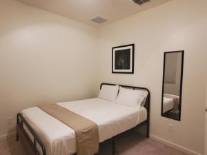 Tempat tidur dalam kamar di Adventure Short Term Stays - Southgate Ave