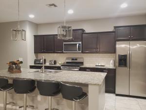 A kitchen or kitchenette at Adventure Short Term Stays - Southgate Ave