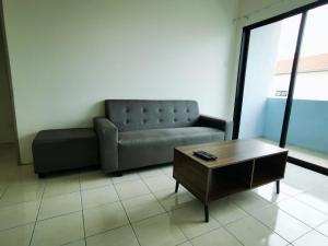 uma sala de estar com um sofá e uma mesa de centro em Happy homestay pulau pangkor em Kampong Sungai Udang