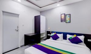 Letto o letti in una camera di Treebo Finesta Suites, Nagpur Airport