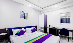 Letto o letti in una camera di Treebo Finesta Suites, Nagpur Airport
