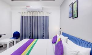 Letto o letti in una camera di Treebo Finesta Suites, Nagpur Airport