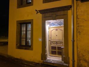 un edificio amarillo con una puerta a un lado en Petit Chateau Melay, en Melay