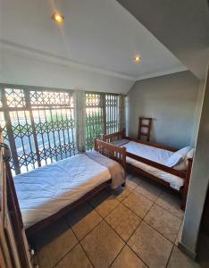 ケープタウンにある7 on Disa Self-catering Accommodationのバルコニー付きの客室内のベッド2台