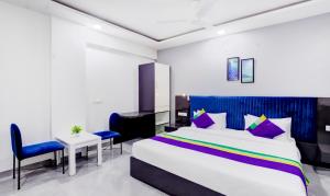 Letto o letti in una camera di Treebo Finesta Suites, Nagpur Airport