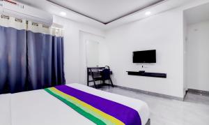 TV o dispositivi per l'intrattenimento presso Treebo Finesta Suites, Nagpur Airport