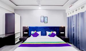 Letto o letti in una camera di Treebo Finesta Suites, Nagpur Airport