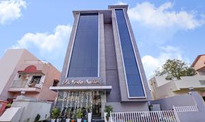 Un palazzo alto con un cartello sopra di Treebo Finesta Suites, Nagpur Airport a Nagpur