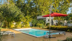 Bazén v ubytování Villa Angelou - Sunlit Beach Getaway with Pool and WIFI nebo v jeho okolí + 21 fotografií