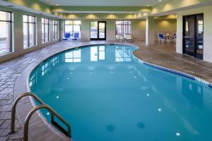 una grande piscina in un hotel con acqua blu di Holiday Inn Express - Coventry S - West Warwick Area, an IHG Hotel a Coventry