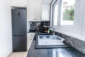 Η κουζίνα ή μικρή κουζίνα στο Modern ground floor studio with a beautiful garden +14 φωτογραφίες
