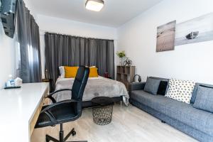 Χώρος καθιστικού στο Modern ground floor studio with a beautiful garden