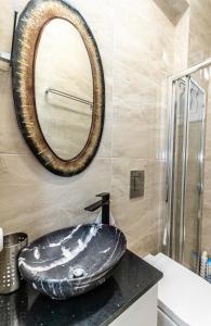 Ένα μπάνιο στο Modern ground floor studio with a beautiful garden
