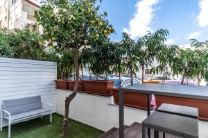 Κήπος έξω από το Modern ground floor studio with a beautiful garden
