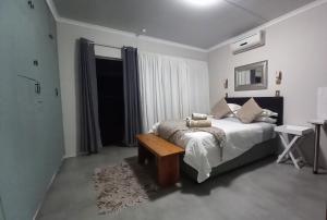 Tempat tidur dalam kamar di De Dane Guestroom