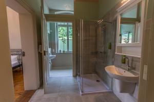 un baño con ducha y lavabo en Albergo-Toscana, en Bad Schandau 37 fotos más