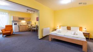 Postel nebo postele na pokoji v ubytování Hotel&Wellness Knížecí rybník