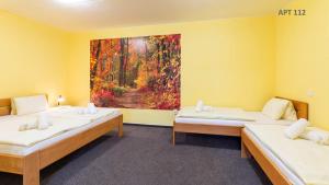 Postel nebo postele na pokoji v ubytování Hotel&Wellness Knížecí rybník