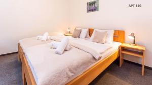 Postel nebo postele na pokoji v ubytování Hotel&Wellness Knížecí rybník