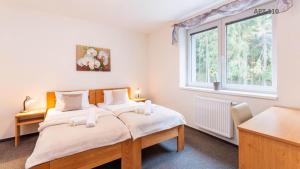Postel nebo postele na pokoji v ubytování Hotel&Wellness Knížecí rybník