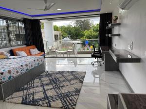 una camera da letto con un letto e vista su un balcone di Bingo House Watamu, A Modern 5-Bedroom Villa with Pool, A Kids Heaven a Watamu