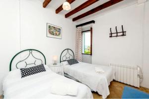 Łóżko lub łóżka w pokoju w obiekcie Casa Margarita bis, casa con pisicina en Fornalutx