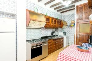 kuchnia z kuchenką i blatem w obiekcie Casa Margarita bis, casa con pisicina en Fornalutx w mieście Fornalutx